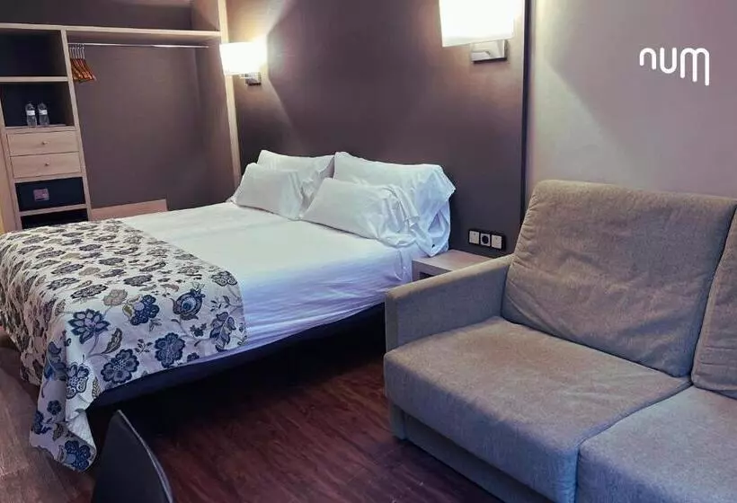 Quarto Quádruplo Standard, Num