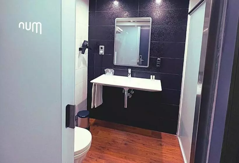 Quarto Quádruplo Standard, Num