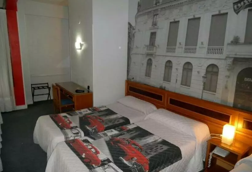 Standard Kolmen Hengen Huone, Photo Zabalburu