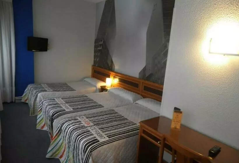 Standard Kolmen Hengen Huone, Photo Zabalburu