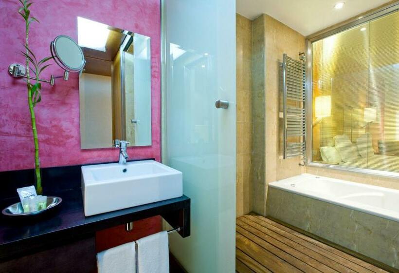 수피리어 룸, Num