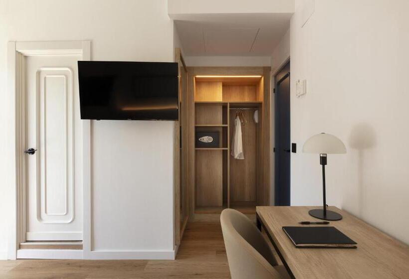 חדר סטנדרט לשלושה, Rovira