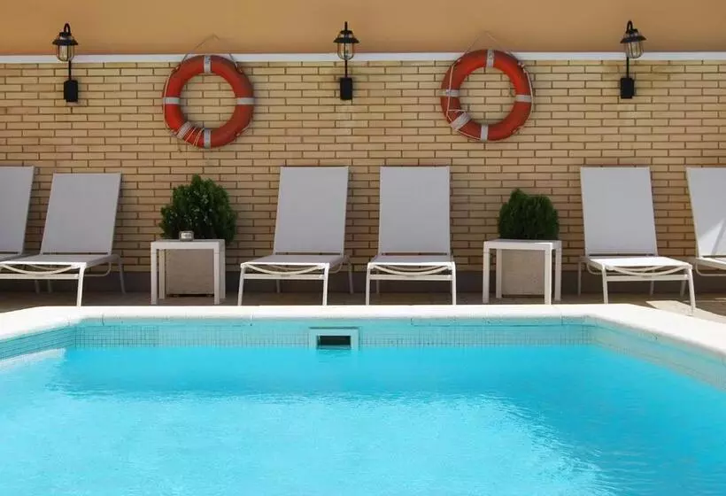 Standardzimmer mit Poolblick, Rovira