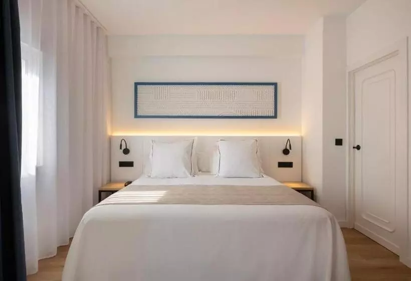 Standardzimmer mit Poolblick, Rovira