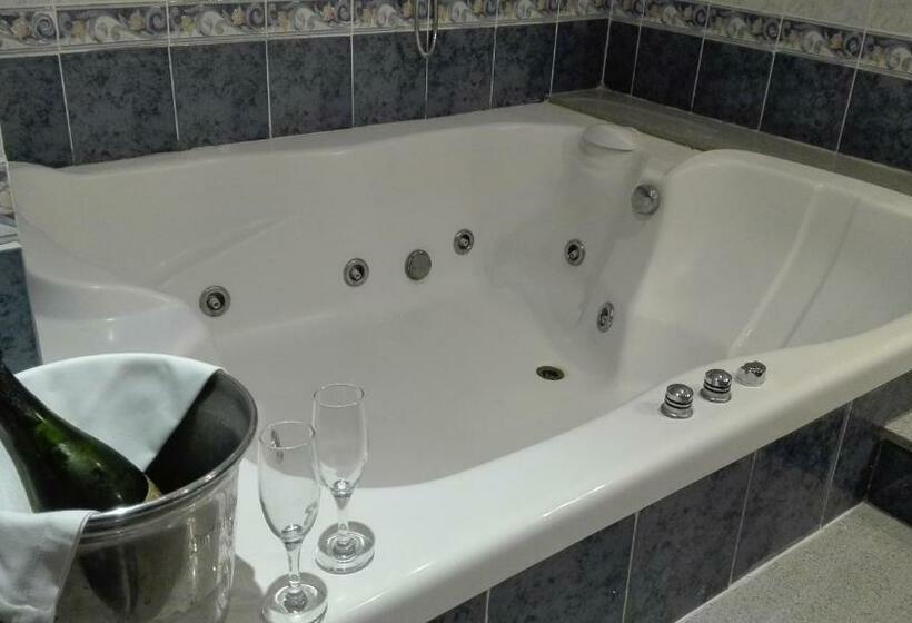 جناح مزود بجاكوزى, Hostal Andrés