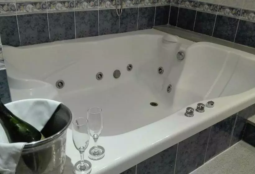 سوئیت با وان آب گرم, Hostal Andrés