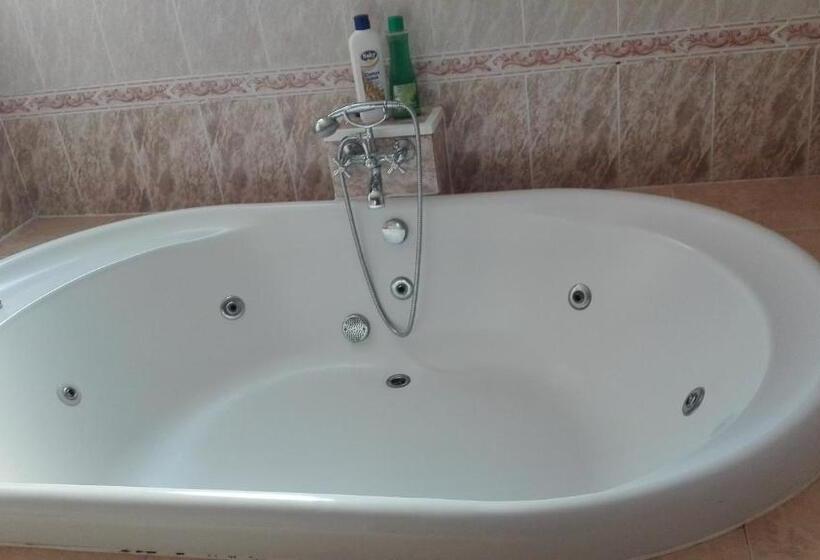 جناح مزود بجاكوزى, Hostal Andrés