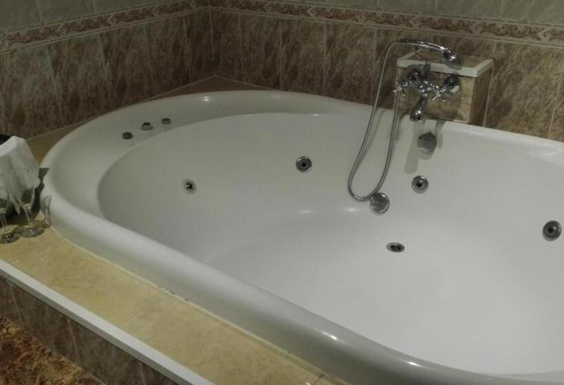 جناح مزود بجاكوزى, Hostal Andrés