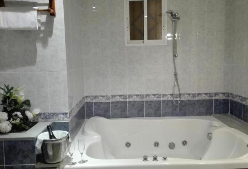 جناح مزود بجاكوزى, Hostal Andrés