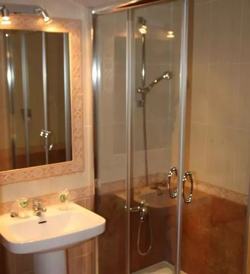 اتاق استاندارد سه نفره, Hostal Andrés