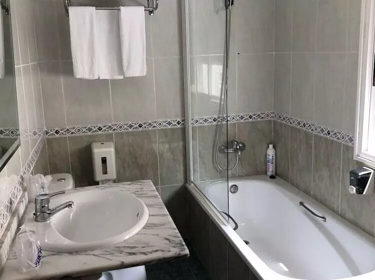 اتاق استاندارد سه نفره, Hostal Andrés