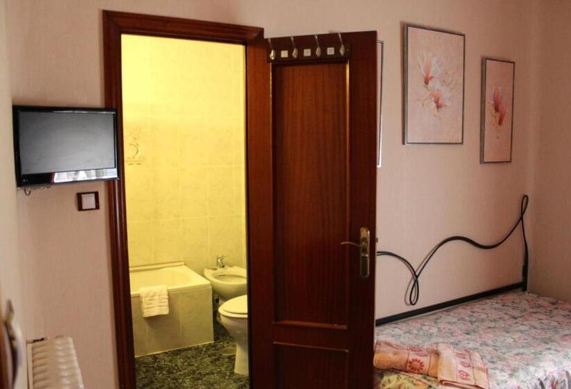 اتاق استاندارد سه نفره, Hostal De La Torre Hostal Economico