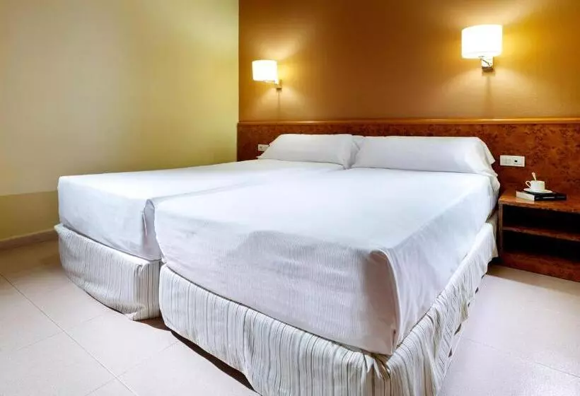 اتاق استاندارد سه نفره, Hesperia Sant Joan