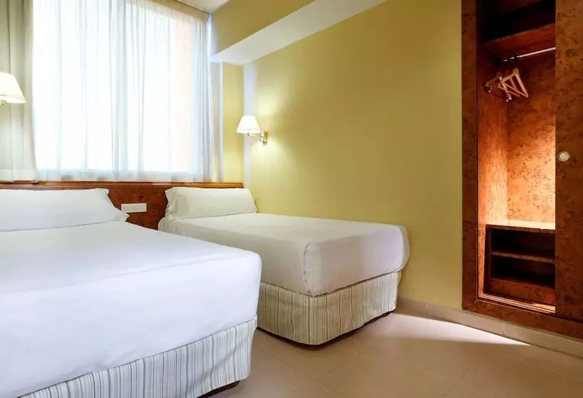 اتاق استاندارد سه نفره, Hesperia Sant Joan
