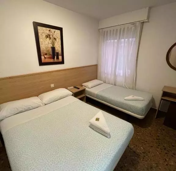 اتاق استاندارد سه نفره, Hostal Milmarcos