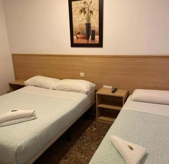 اتاق استاندارد سه نفره, Hostal Milmarcos