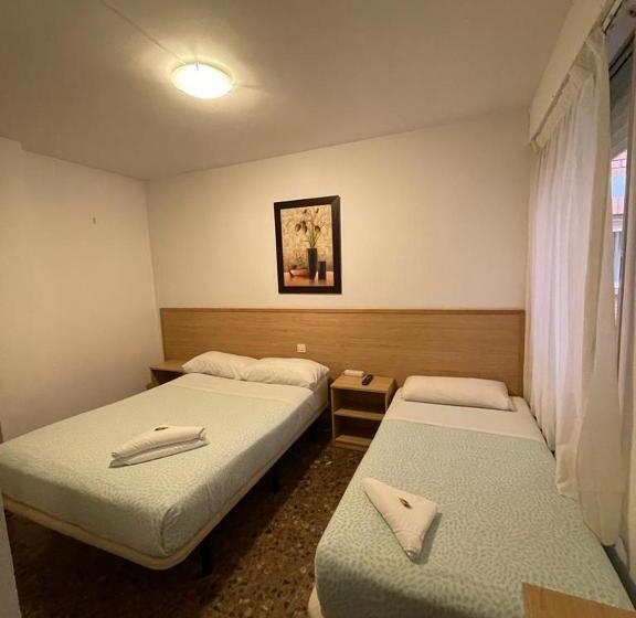 Номер Стандарт Трехместный, Hostal Milmarcos