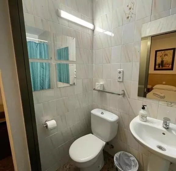 اتاق استاندارد سه نفره, Hostal Milmarcos