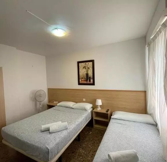 اتاق استاندارد سه نفره, Hostal Milmarcos