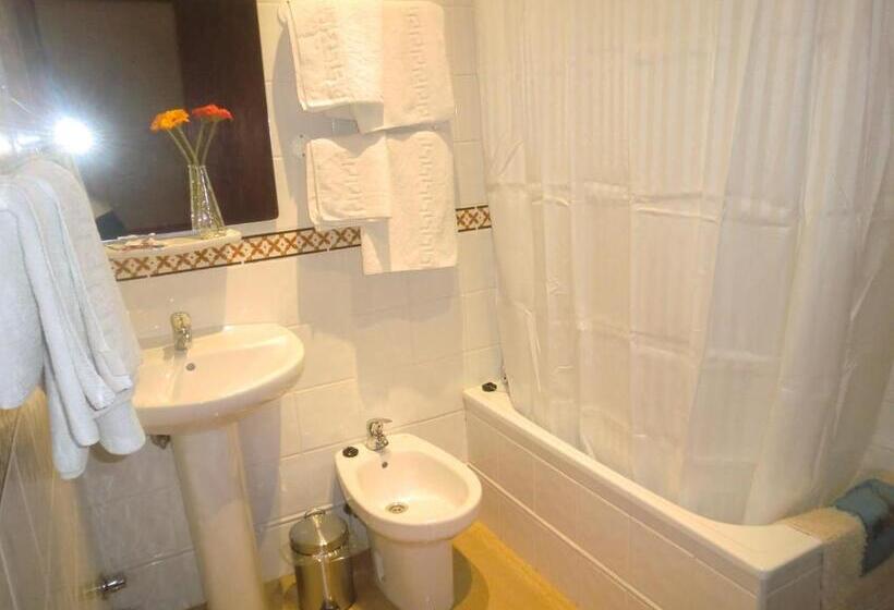 חדר סטנדרט לשלושה, Hostal Santa Ana