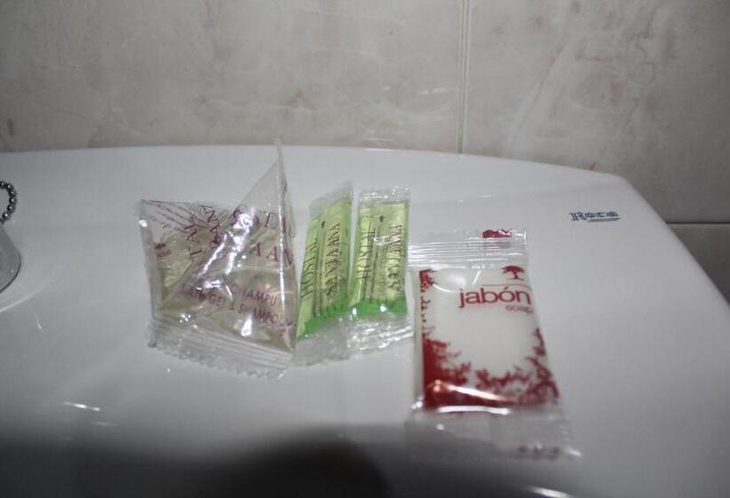 חדר סטנדרט לשלושה, Hostal Santa Ana