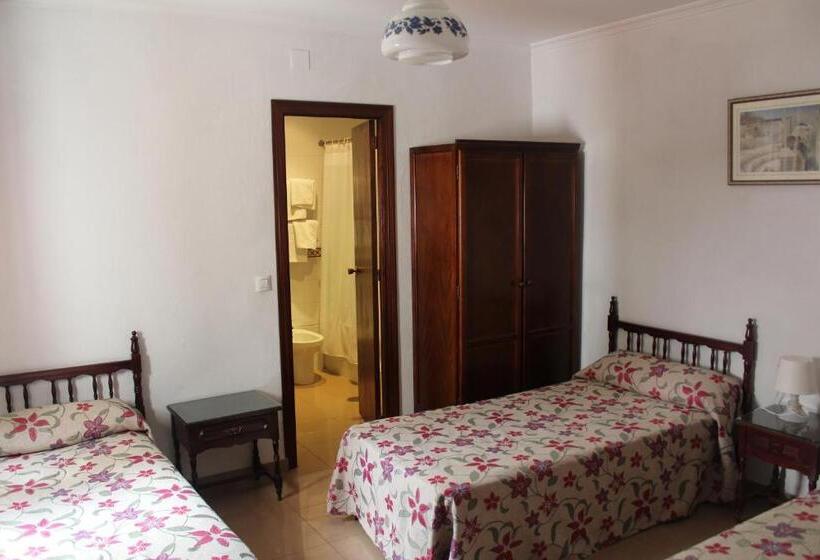 חדר סטנדרט לשלושה, Hostal Santa Ana