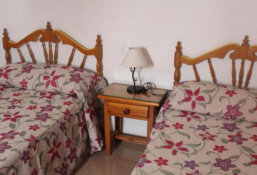 חדר סטנדרט לשלושה, Hostal Santa Ana