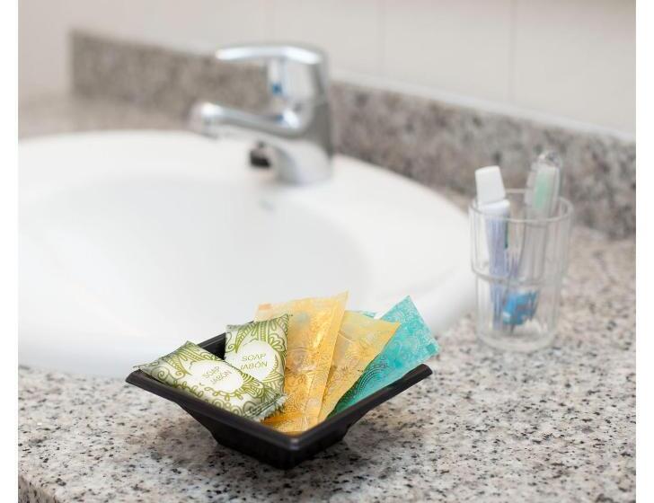 חדר סטנדרט לשלושה, Ninays