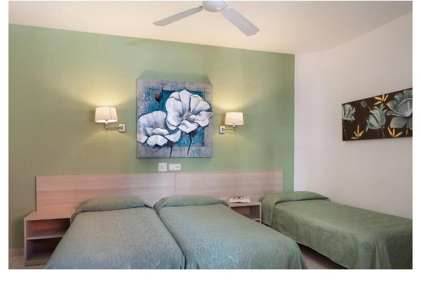 חדר סטנדרט לשלושה, Ninays