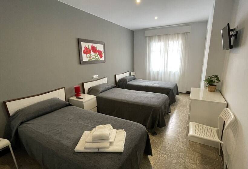 스탠다드 트리플 룸, Hostal Mediterráneo