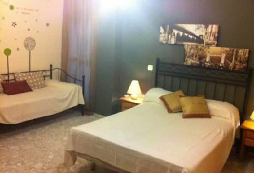 Habitación Triple Estándar, Hostal Neptuno