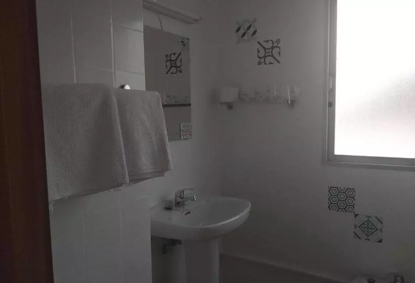 اتاق استاندارد سه نفره, Hostal Garamar