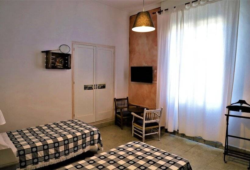 标准三人间, Hostal Montsoliu