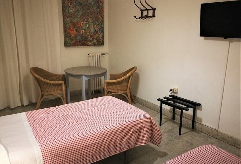 Четырехместный Номер Стандарт, Hostal Montsoliu