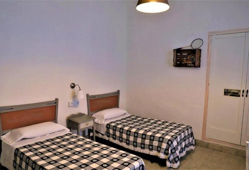 Номер Стандарт Трехместный, Hostal Montsoliu