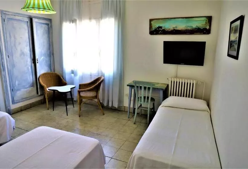 اتاق استاندارد سه نفره, Hostal Montsoliu
