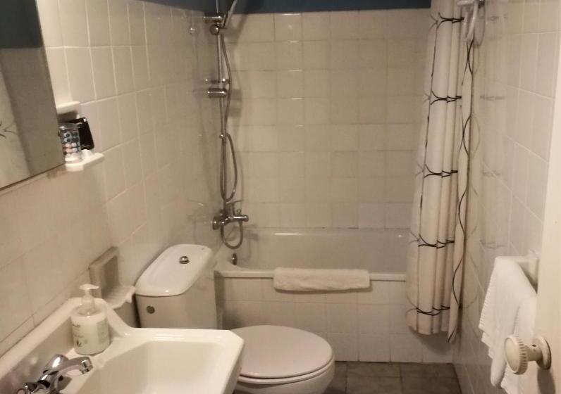 Четырехместный Номер Стандарт, Hostal Montsoliu