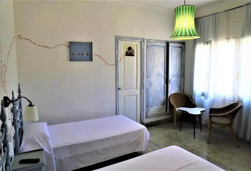 اتاق استاندارد چهار تخته, Hostal Montsoliu