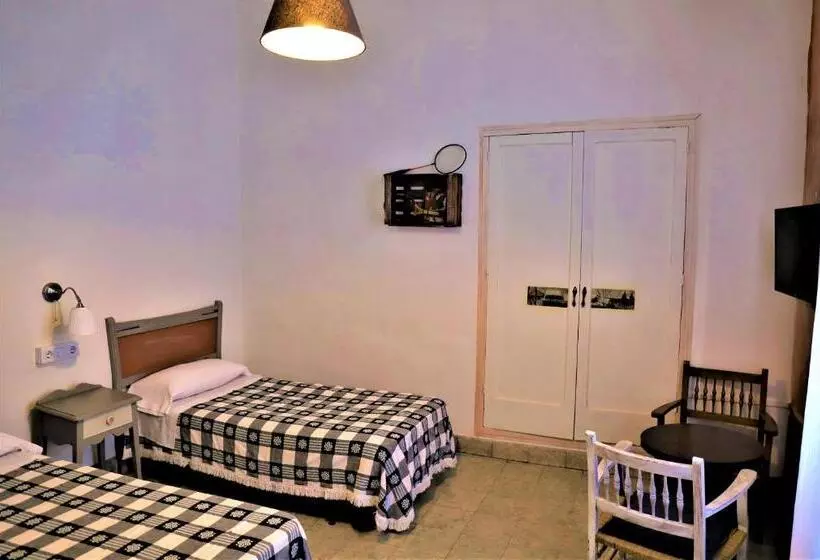اتاق استاندارد چهار تخته, Hostal Montsoliu