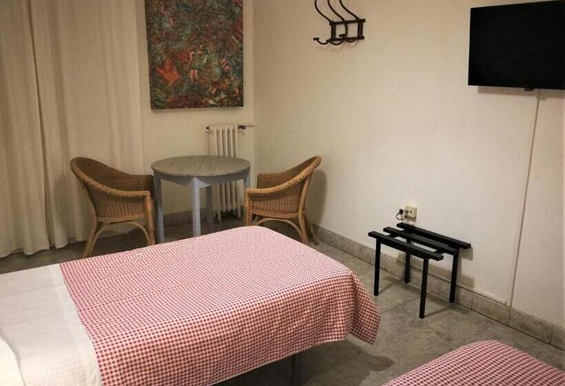 Четырехместный Номер Стандарт, Hostal Montsoliu
