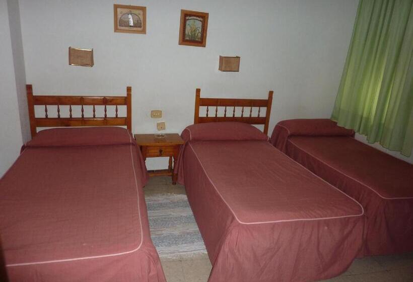 スタンダードトリプルルーム, Pensión Versalles