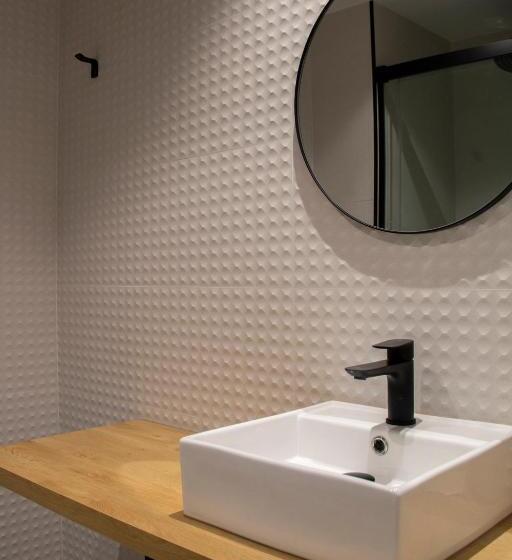 اتاق اکونومی, Alda Orzán