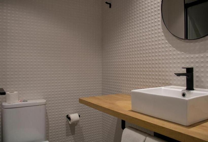 اتاق استاندارد سه نفره, Alda Orzán