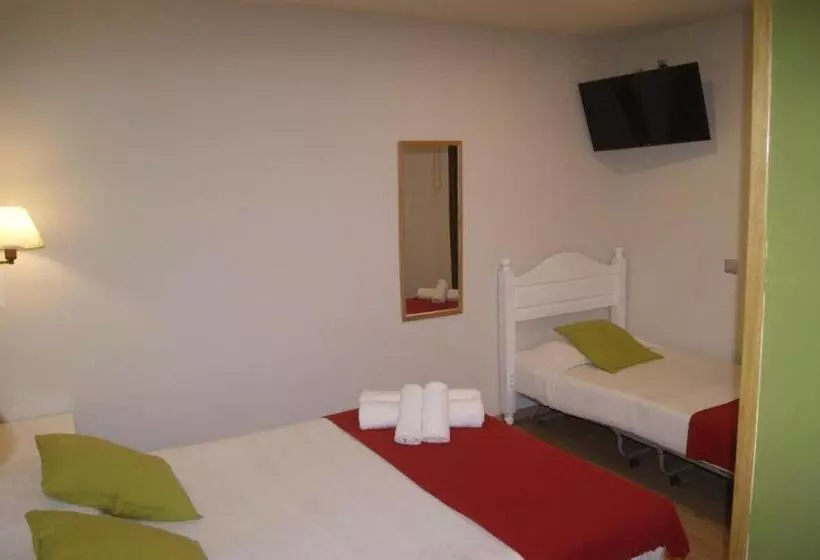 Chambre Triple Standard, Hostal Cal Batista
