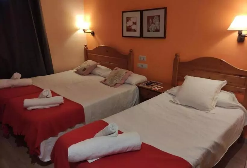 Chambre Triple Standard, Hostal Cal Batista