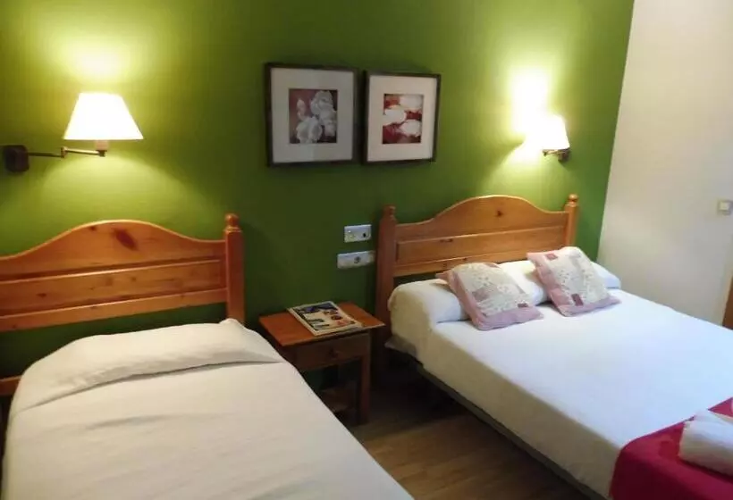 Chambre Triple Standard, Hostal Cal Batista