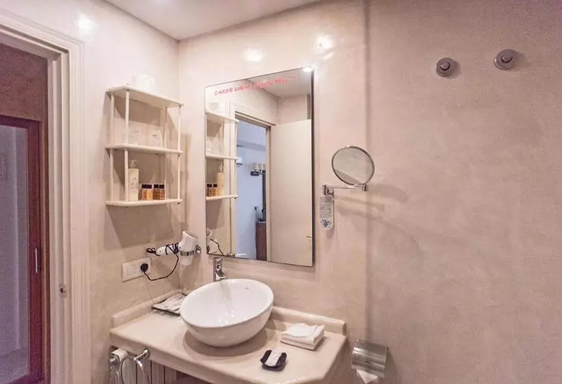 Chambre Standard Individuelle, Sa Volta