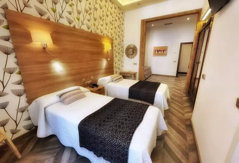 Camera Tripla Standard, Hostal Aguilar