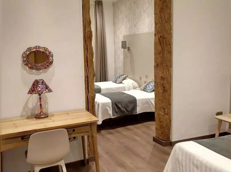 Camera Tripla Standard, Hostal Aguilar