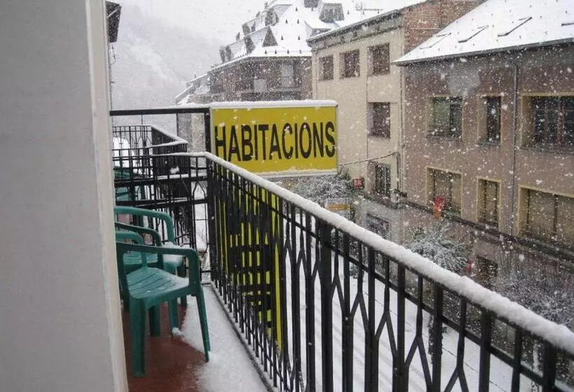 3-Bett-Standardzimmer, Hostal Canigó